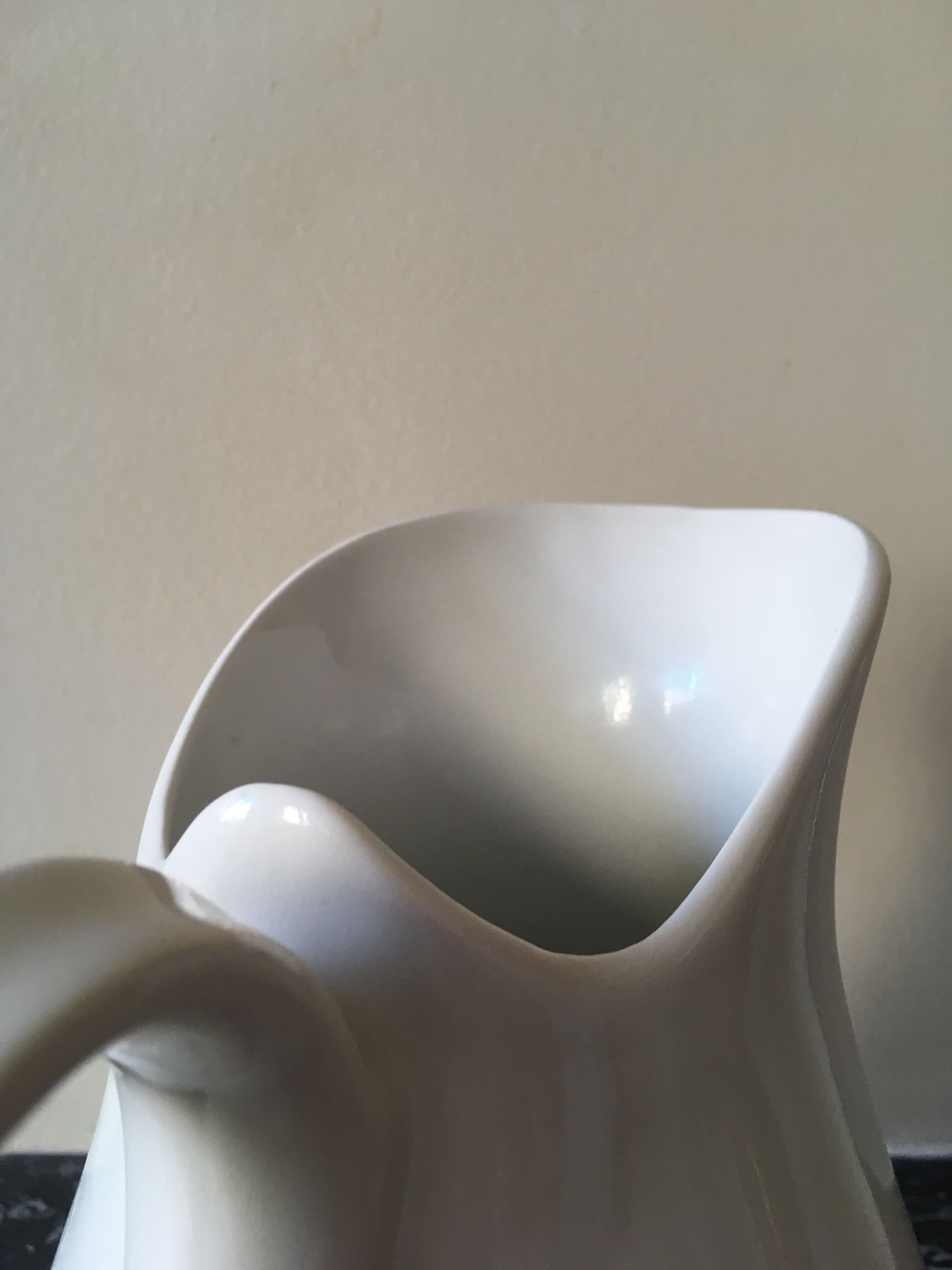 Broc in white fire porcelain with large spout