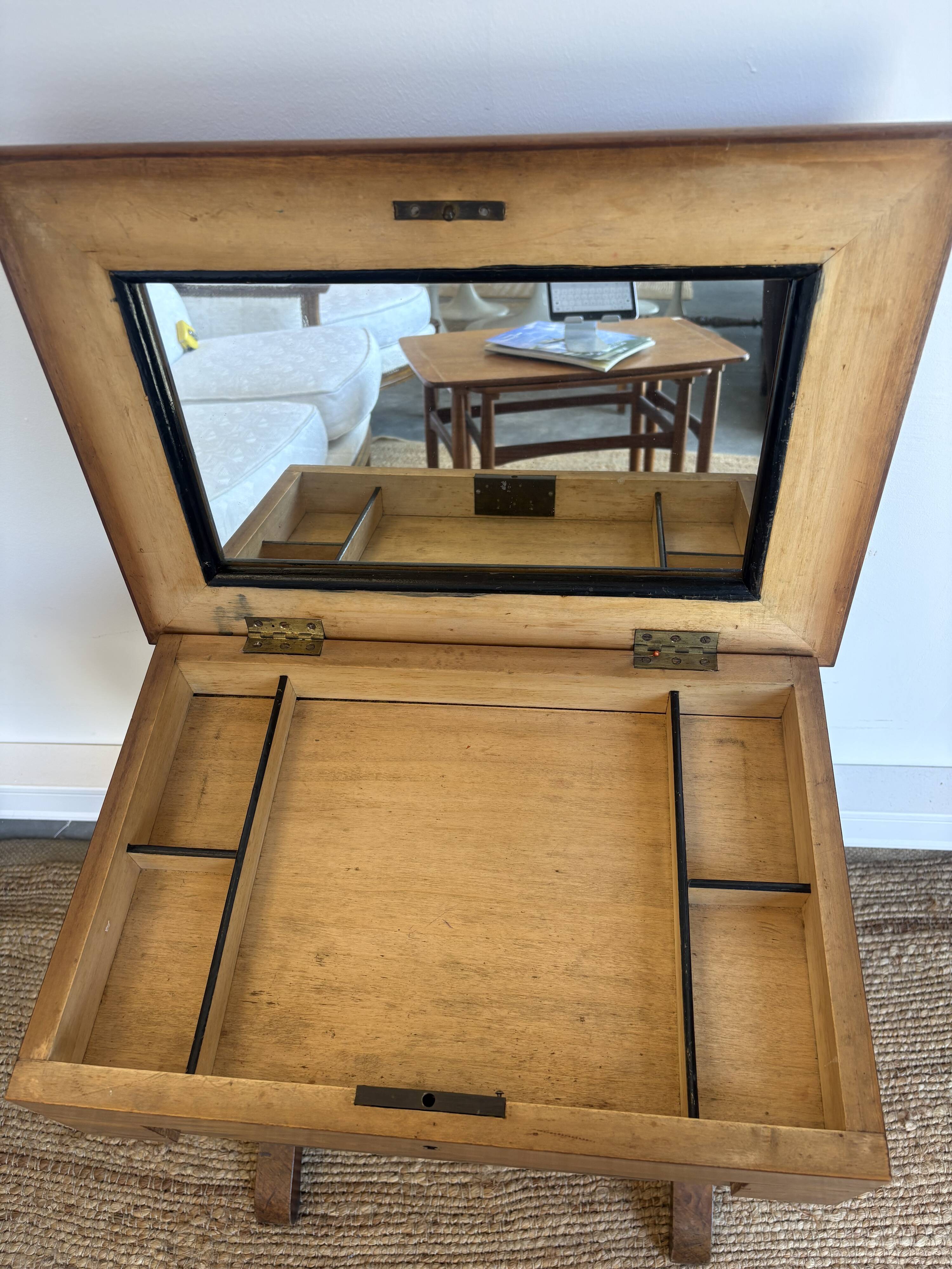 Louis XIII style work table in walnut – Late 19th century