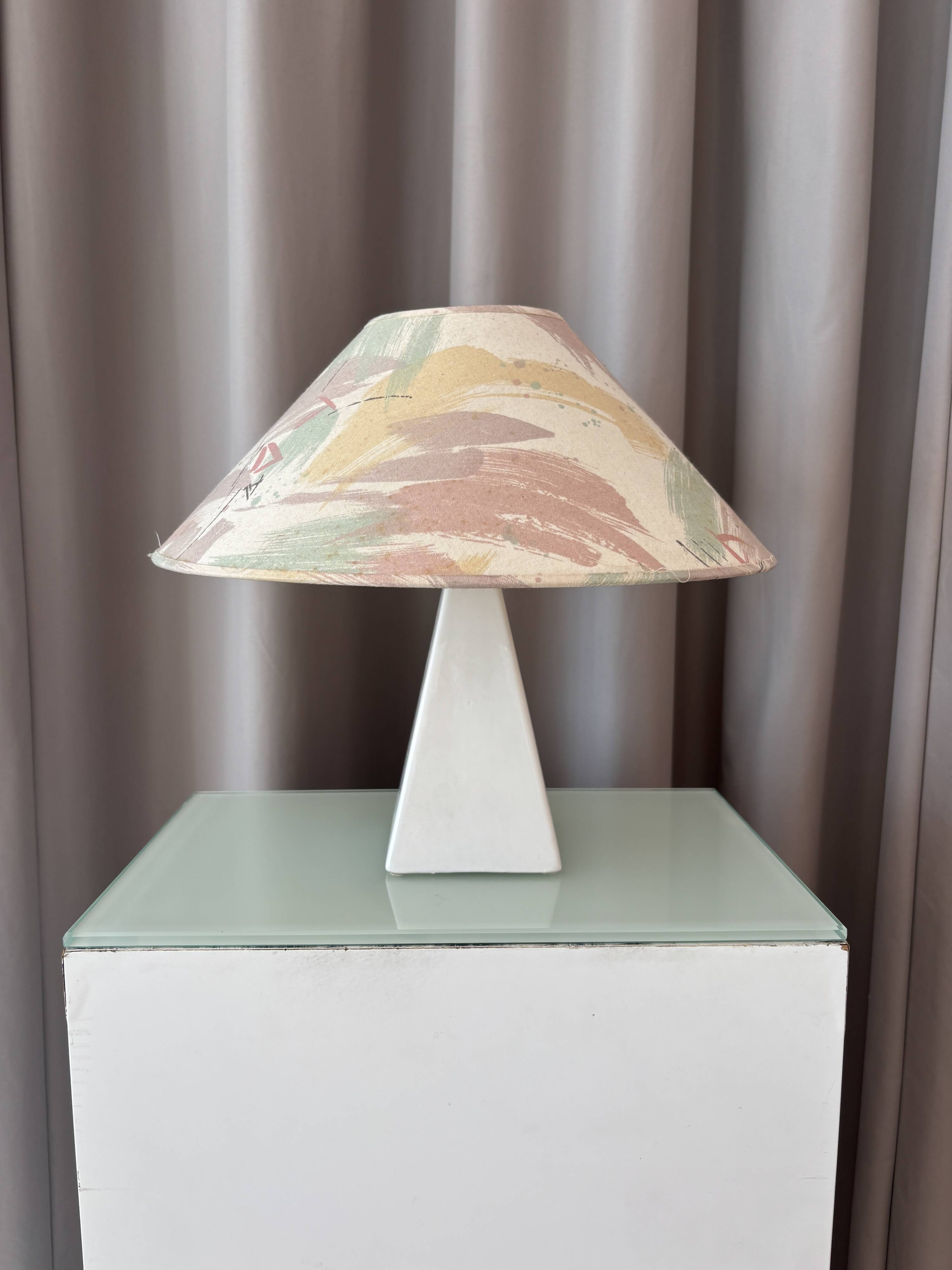 Lampe de table inspirée de Memphis des années 90 par Porcelaines de Bruxelles