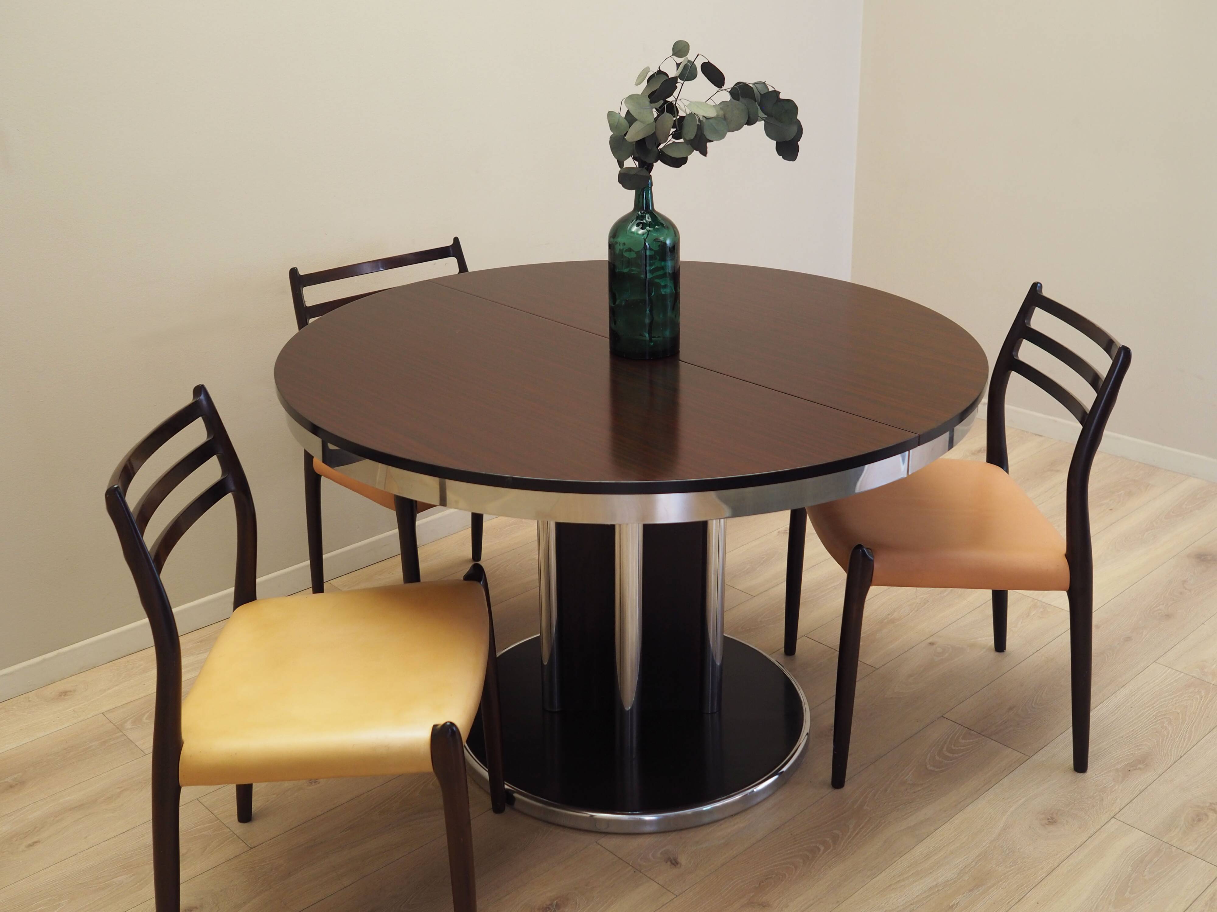 Extendable round table, Italy, 1970s