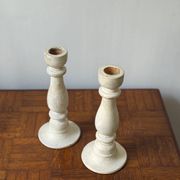 Paire de bougeoirs en bois blanc
