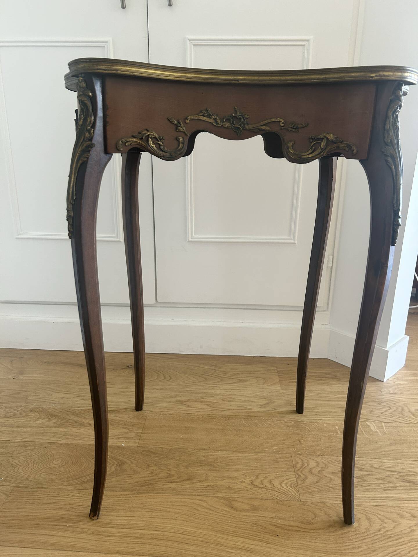 Kidney-shaped guéridon table in Louis XV style.