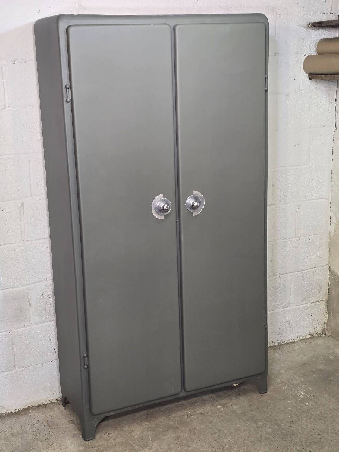Armoire métallique de cuisine aux bords arrondis 1950