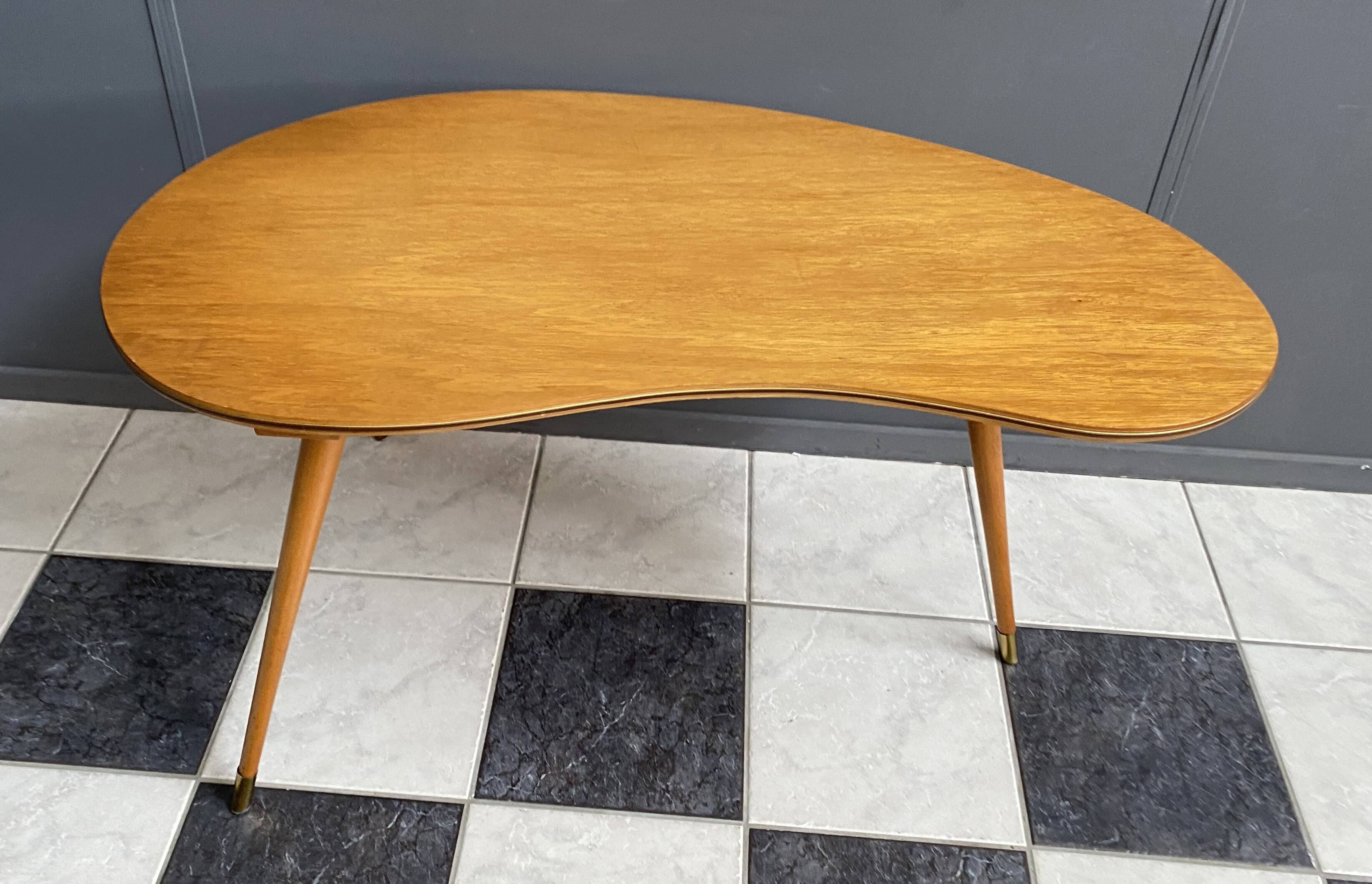 Table en bois en forme de rein des années 1960