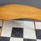 Table en bois en forme de rein des années 1960