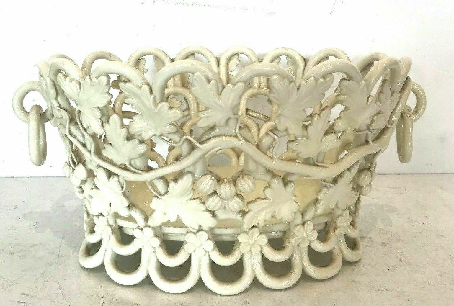 Centerpiece in glazed earthenware decorated with grapes XX century