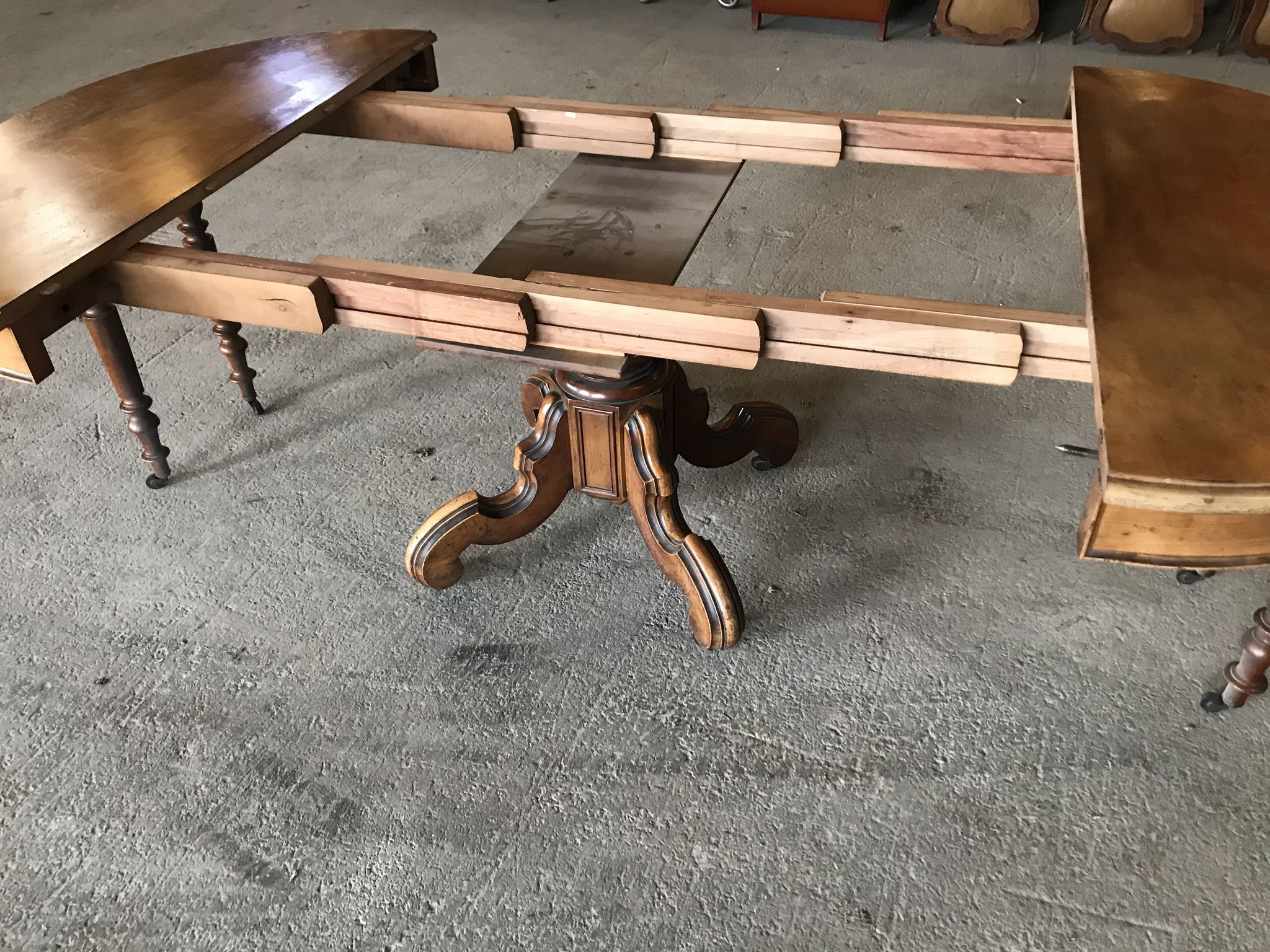 Table ovale à manger Napoléon III avec 3 allonges