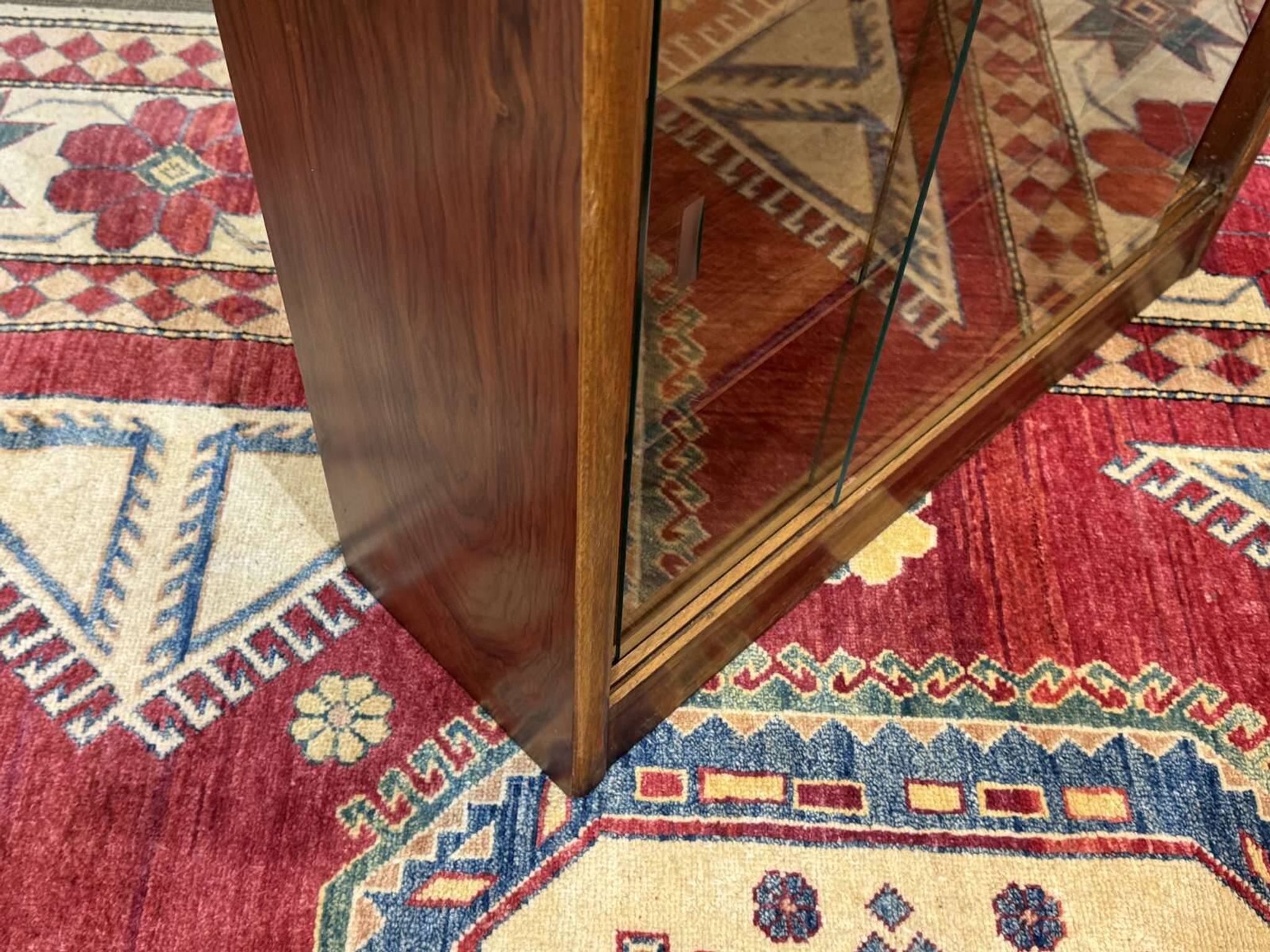 Vitrine anglaise en noyer des années 1970