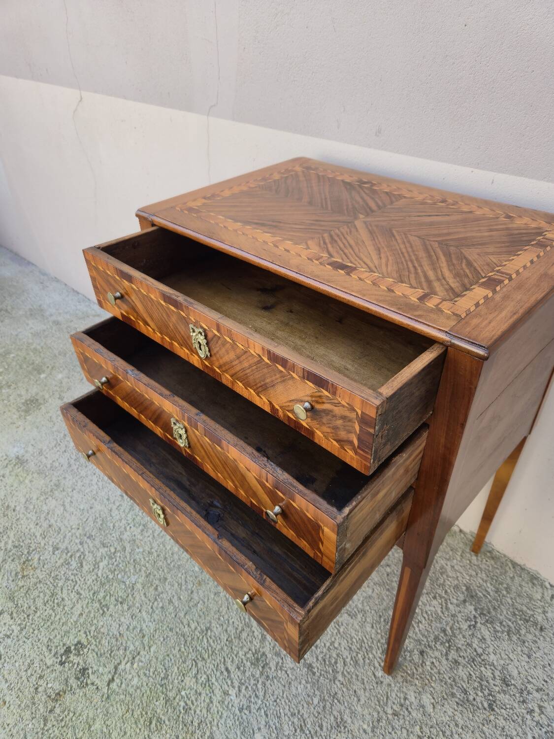 Commode Chiffonnier d'époque Louis XVI en marqueterie