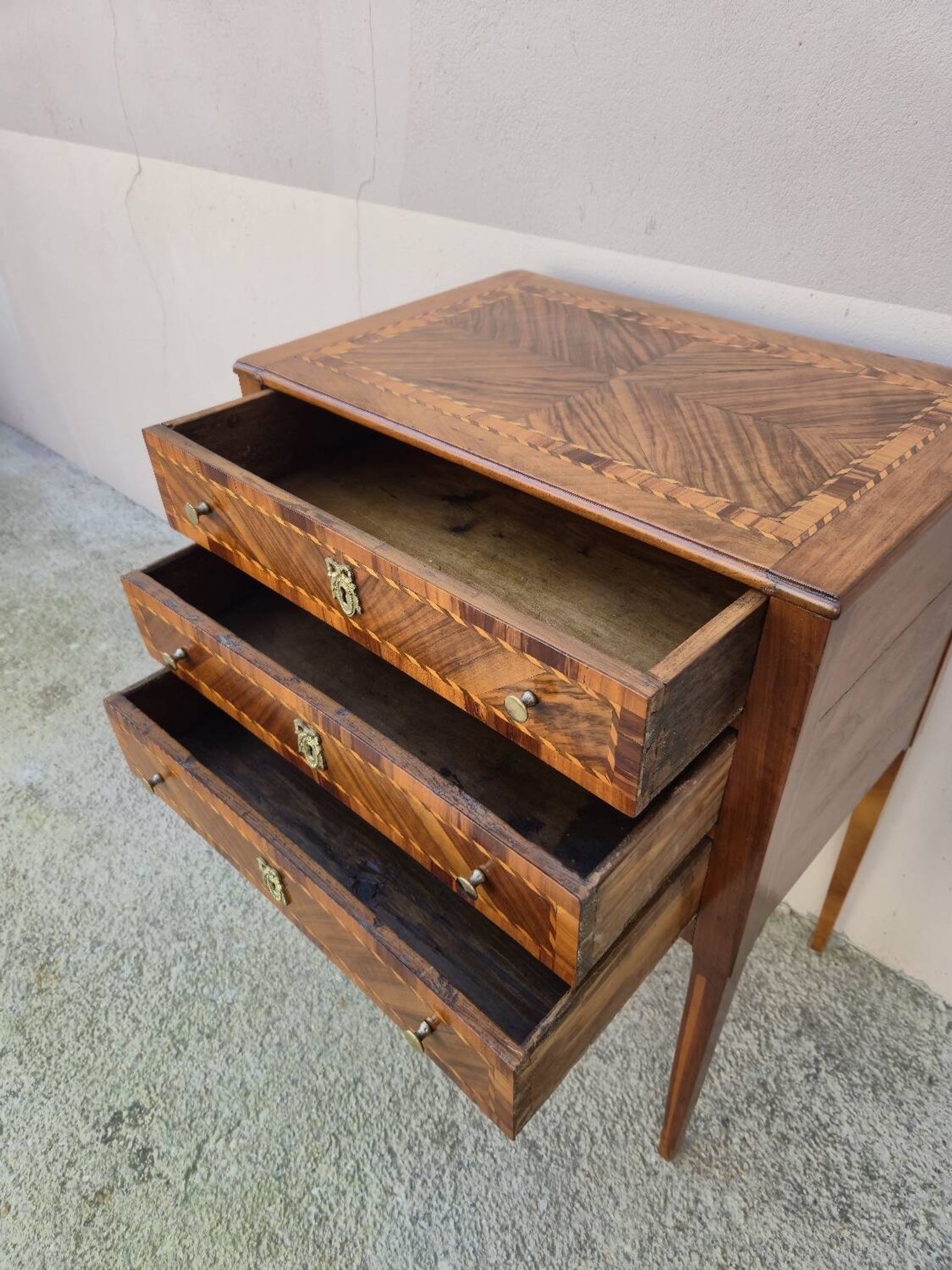 Louis XVI period chest of drawers in marquetry
