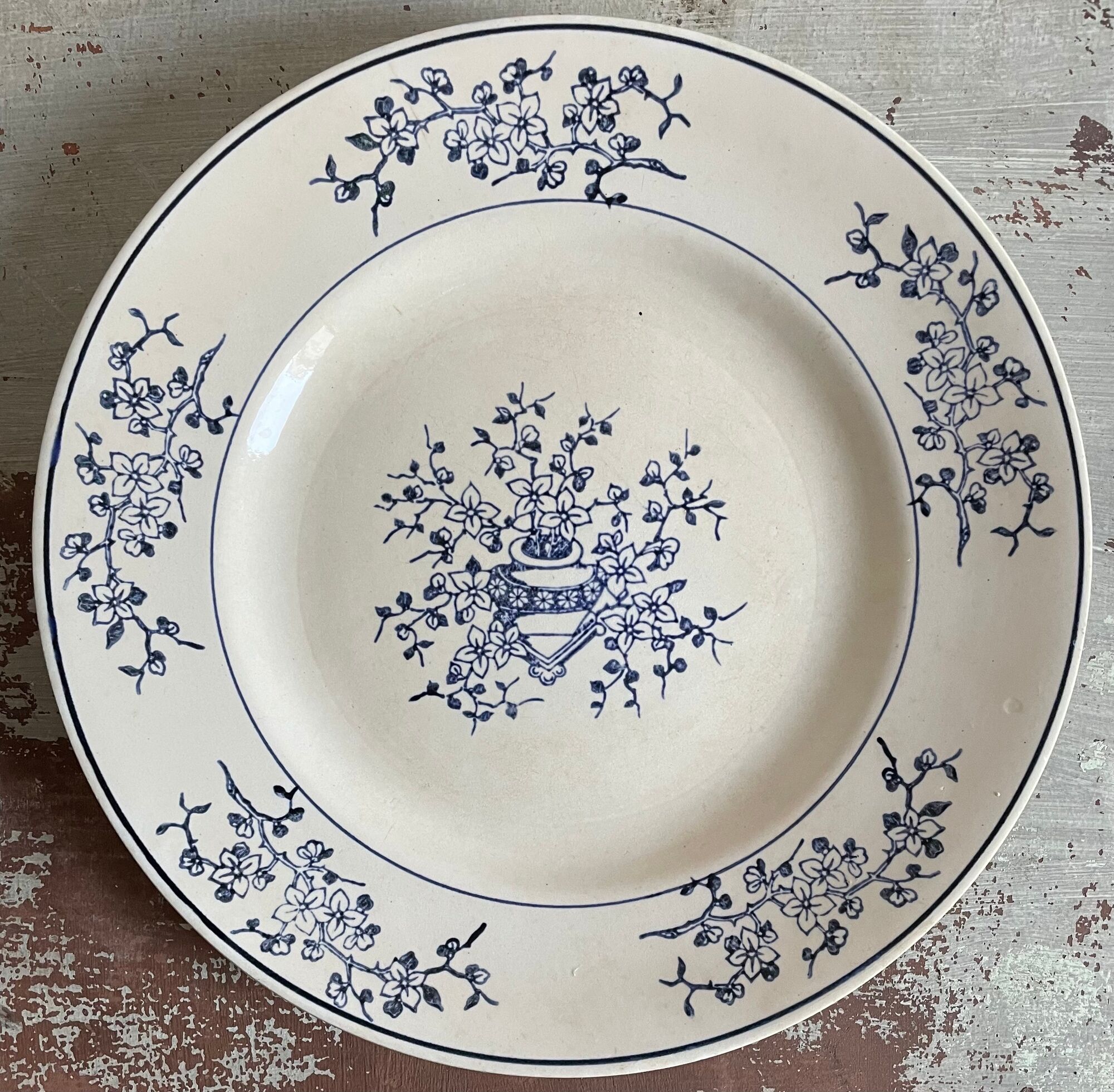 Set of numbered Terre de Fer St Amand plates (4 hollow and a flat plate)