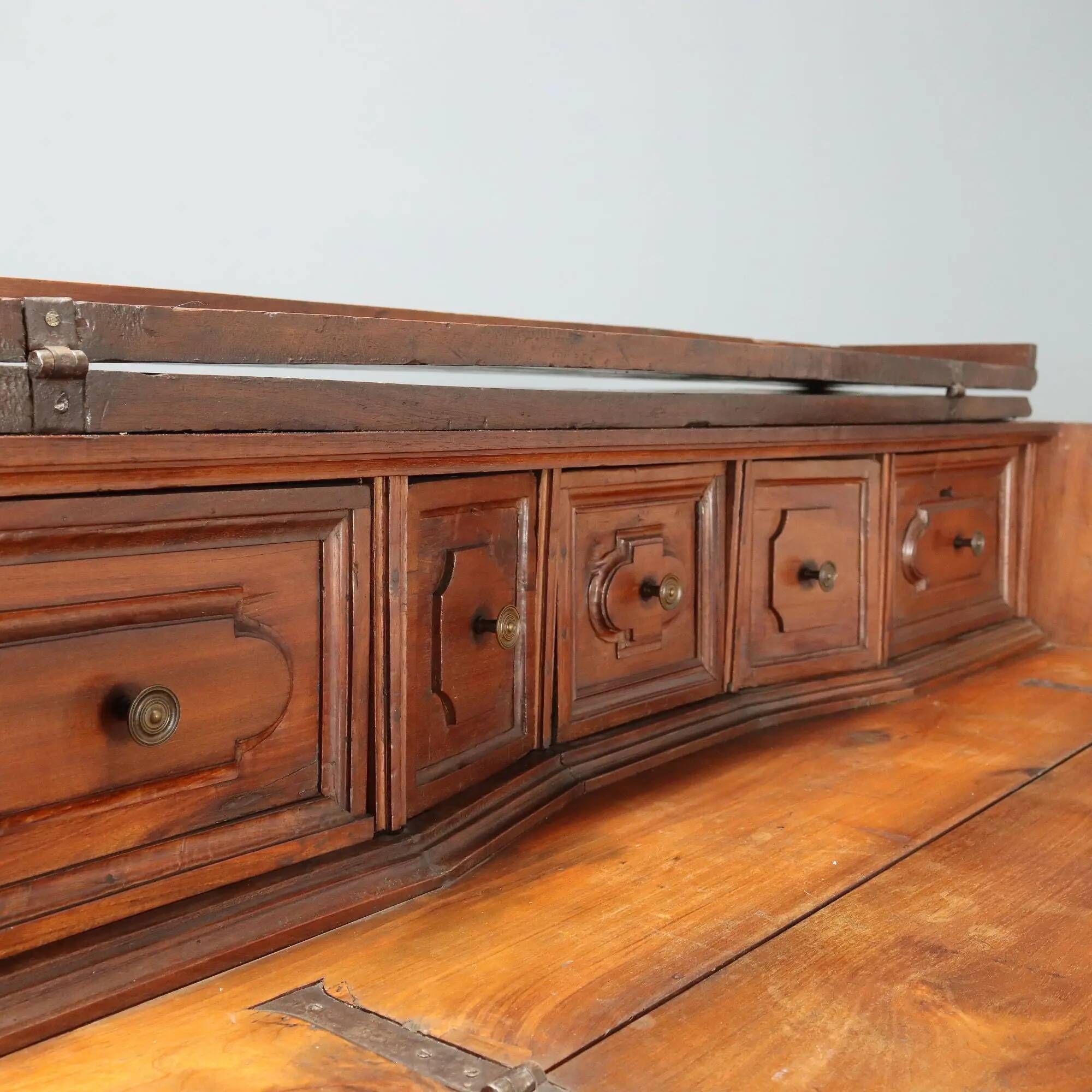 Antique baroque walnut chest of drawers with 4 drawers, 17th century.
