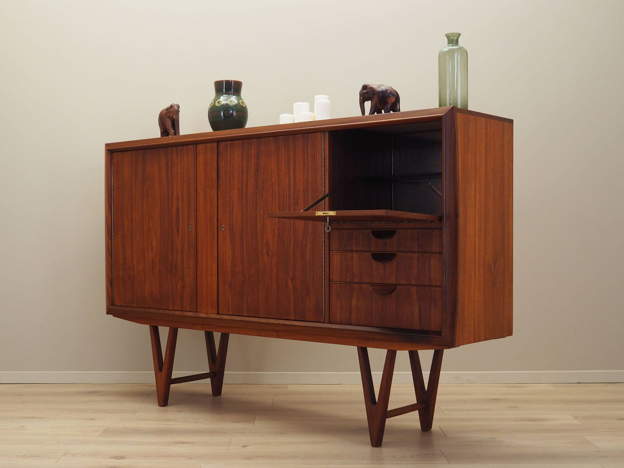 Buffet haut en teck, design danois, années 1960, designer : Kurt Østervig
