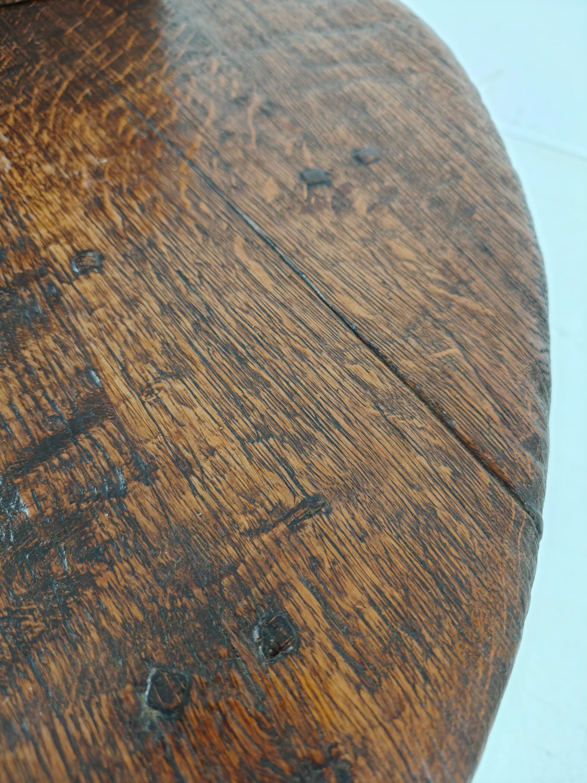 Table basse ronde rustique en chêne, style brutaliste, France, années 1960, milieu du XXe siècle