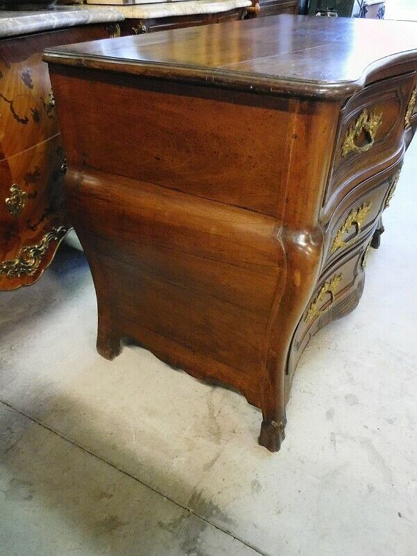 Commode Louis XV tombeau en noyer du XVIIème siècle