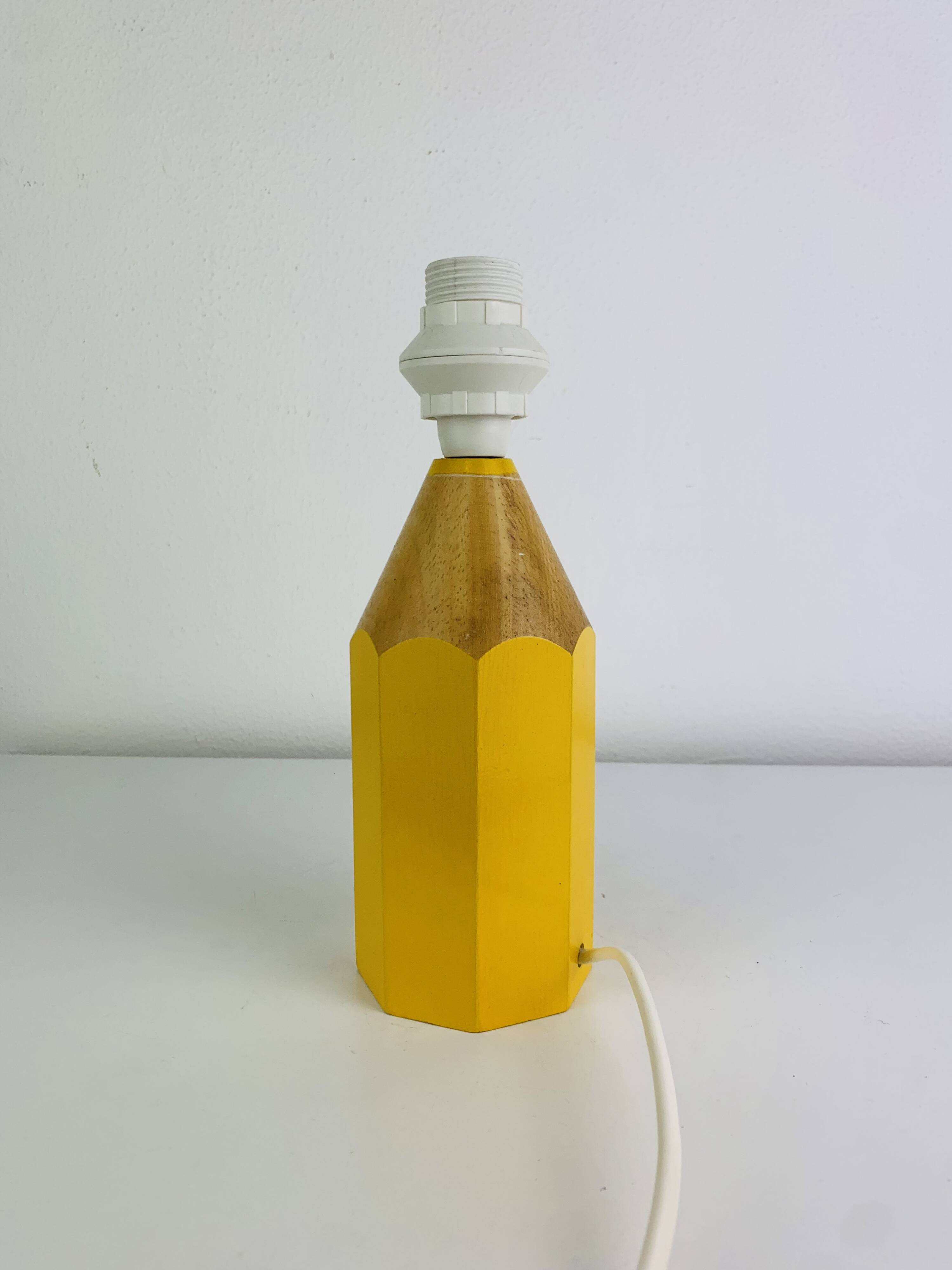 Lampe crayon en bois jaune vintage, style Pierre Sala, pour enfants