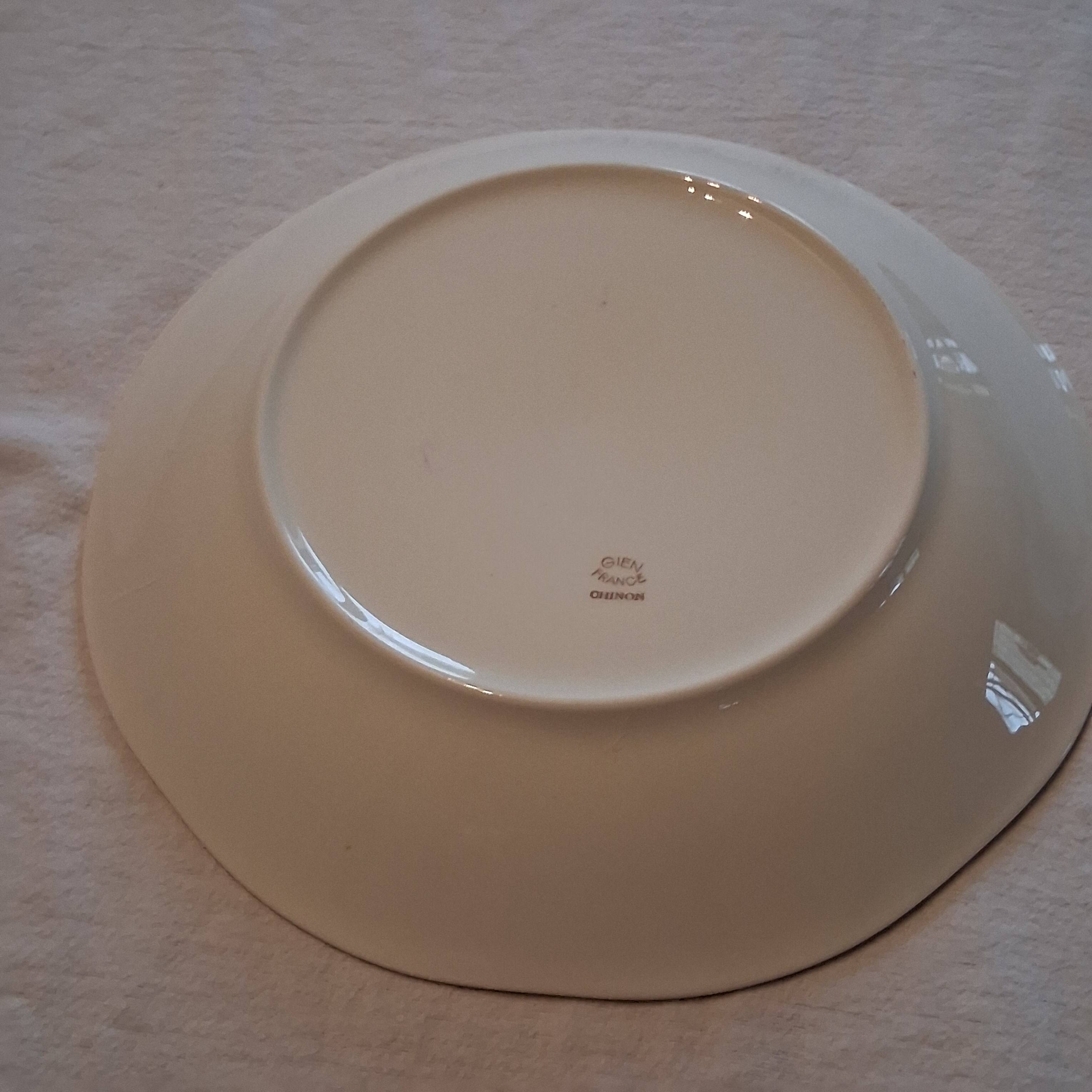 Very nice round serving dish from Gien model "Chinon" in very good condition.