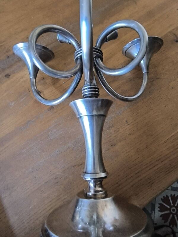 Ercuis paire de chandeliers modèle Cheverny en métal argenté décor cors de chasse