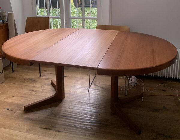 Table ronde en teck à pied central avec une rallonge. Danemark 1960