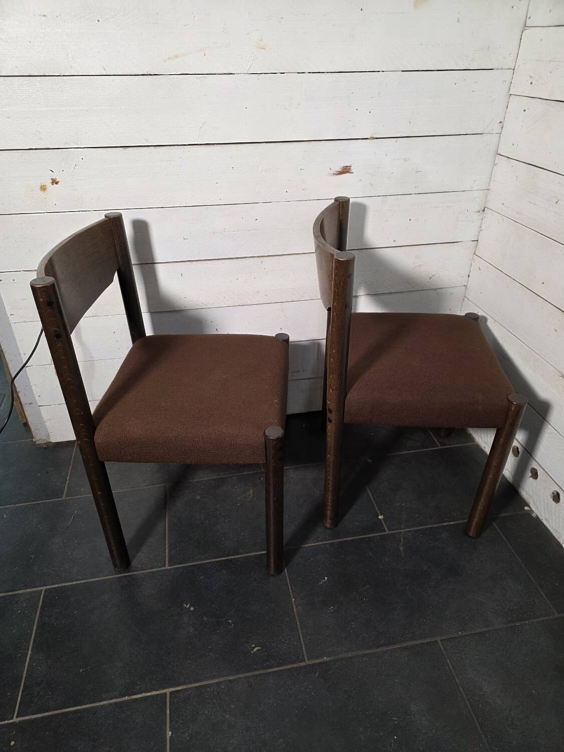 Brutalist oak chair pair – Design 1970