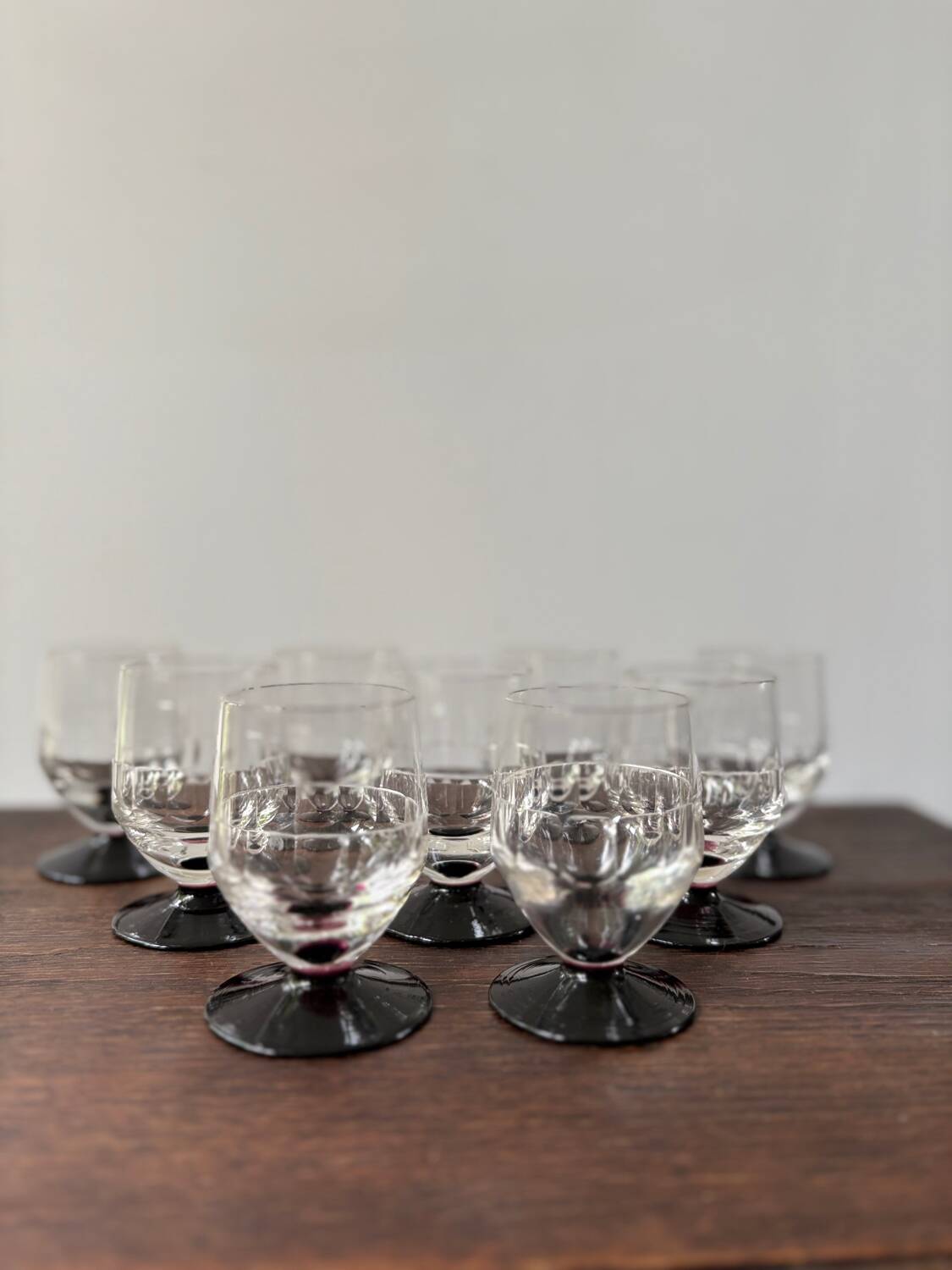 Set of 9 digestive glasses with chiseled garnet art deco feet