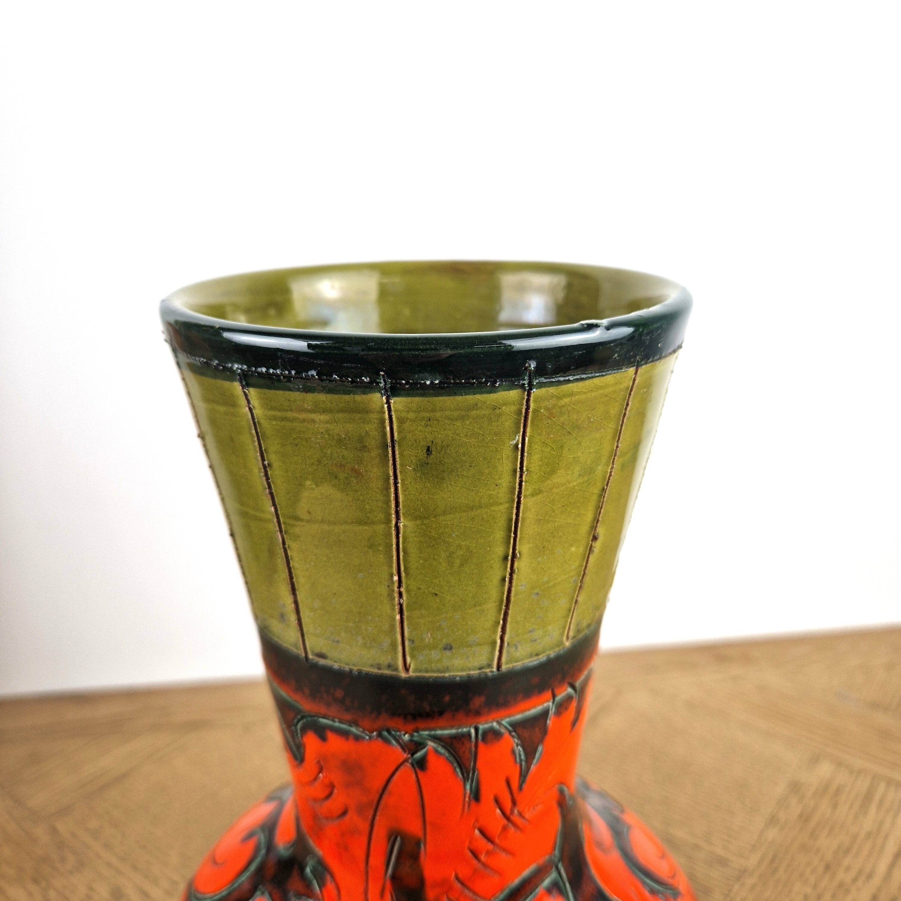 Large Sgraffito vase, structured ceramic from the 1950s.