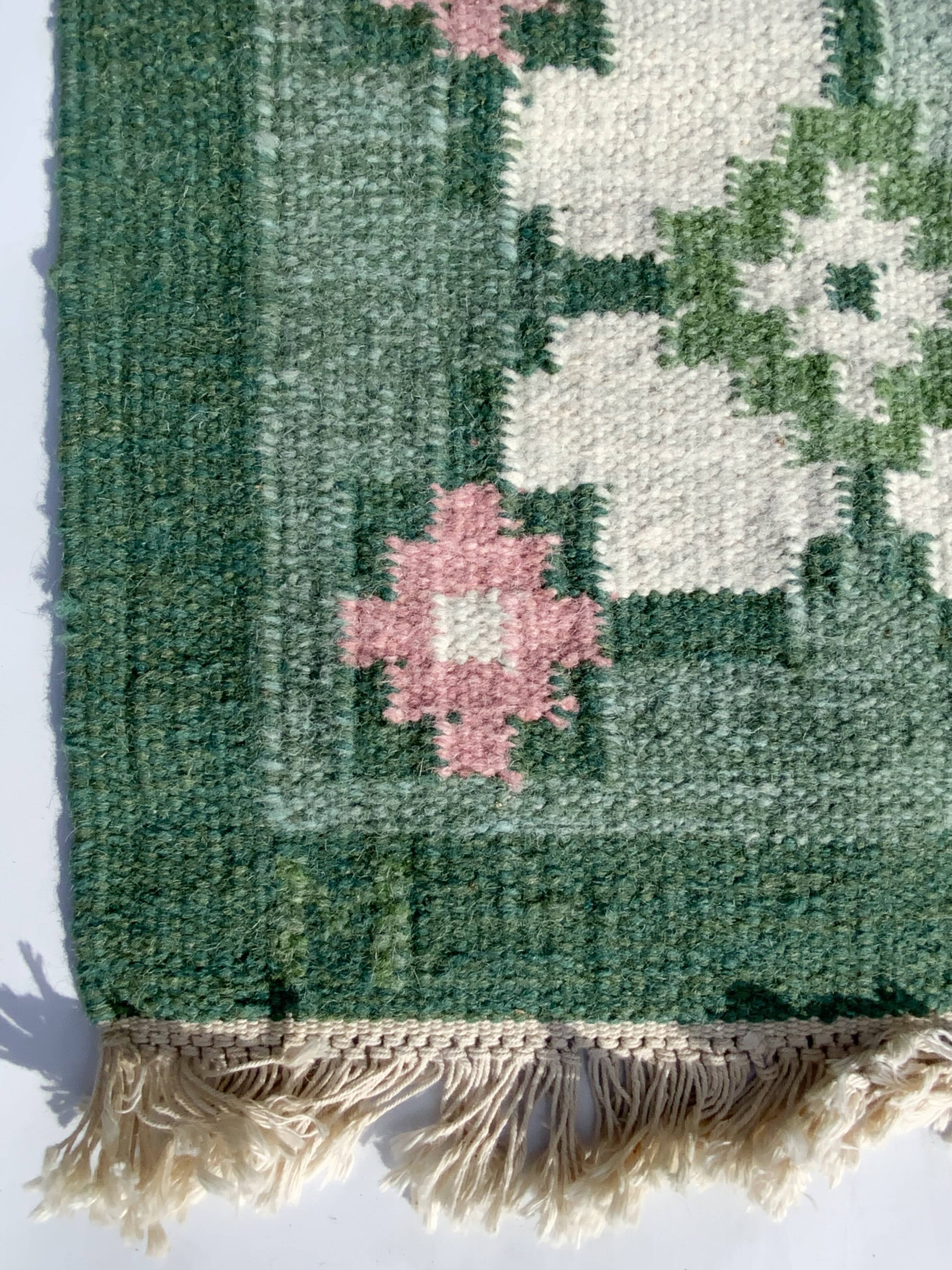 Swedish Green Wool Rug Flat-Weave Kilim Rölakan Rug Signed “M” 1960s
