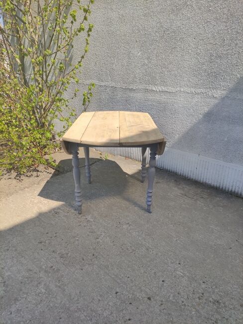 Roundtable with folding sides