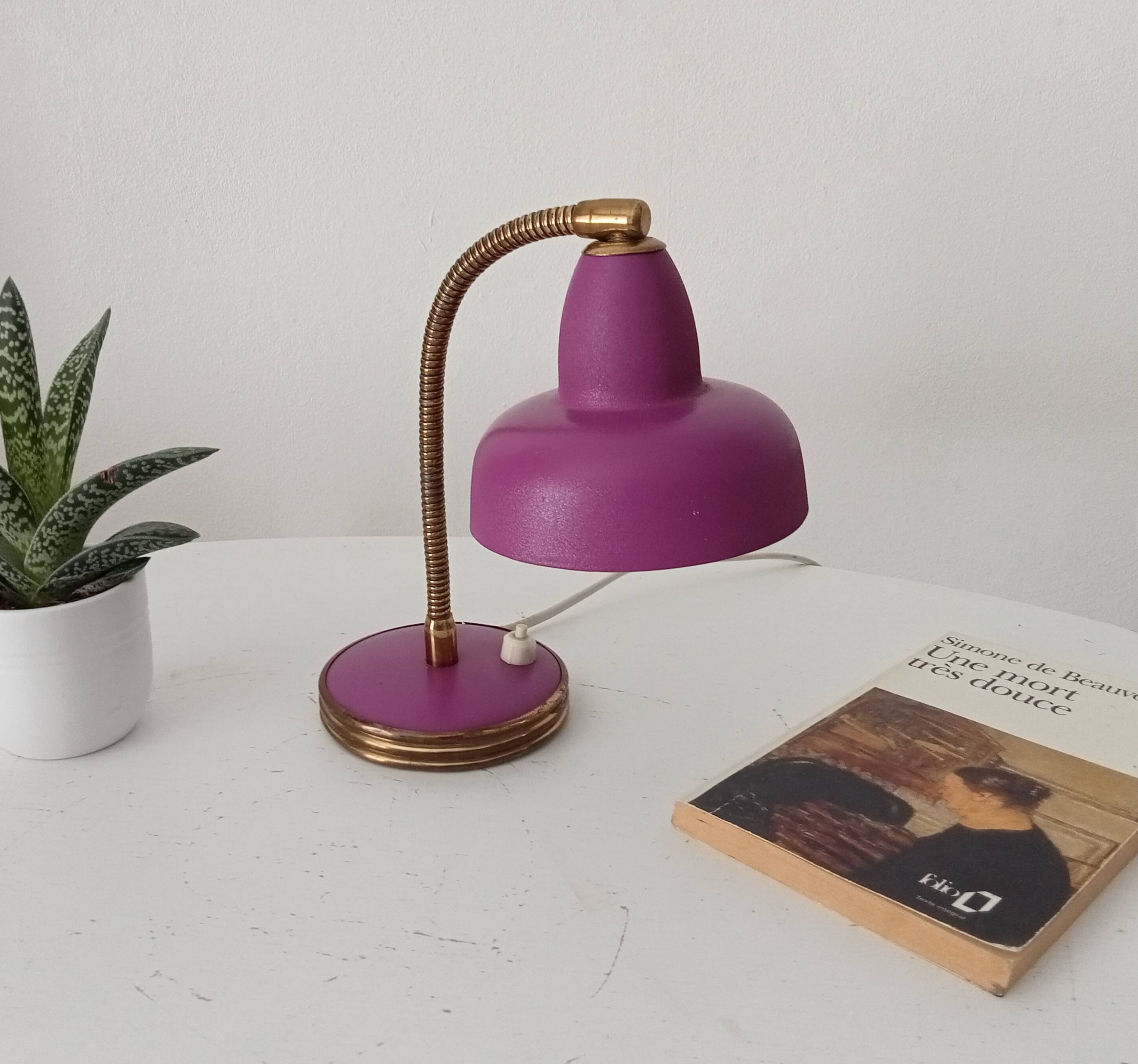 Vintage desk lamp from the 1950s.