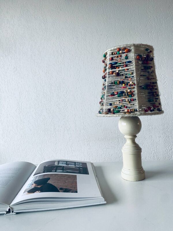 Lampe en bois tourné et perles