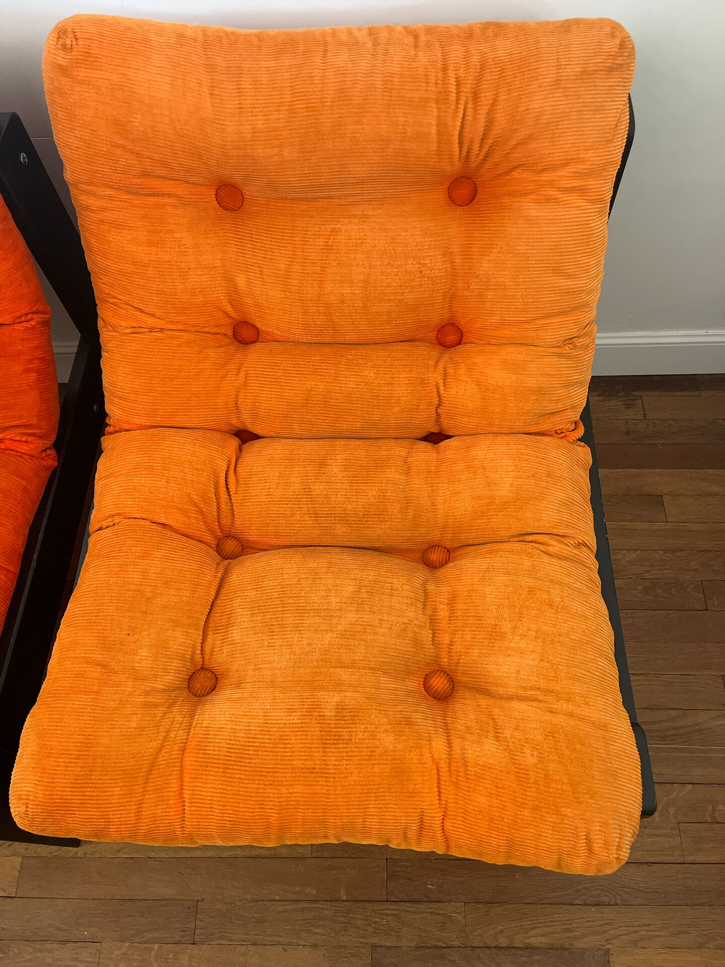 2 fauteuils en velours orange Vintage année 1974
