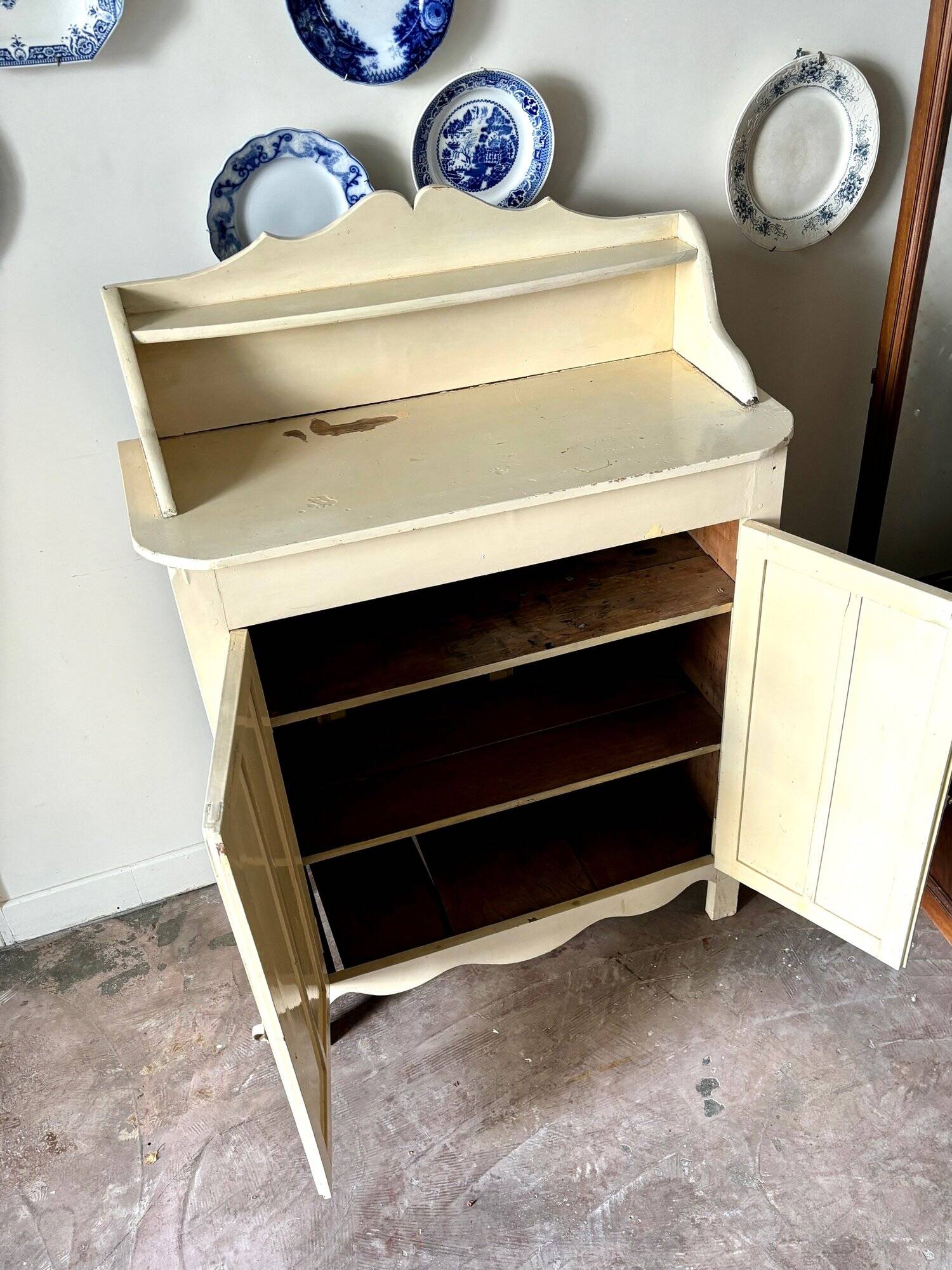 Confiturier, buffet 2 portes en bois beige