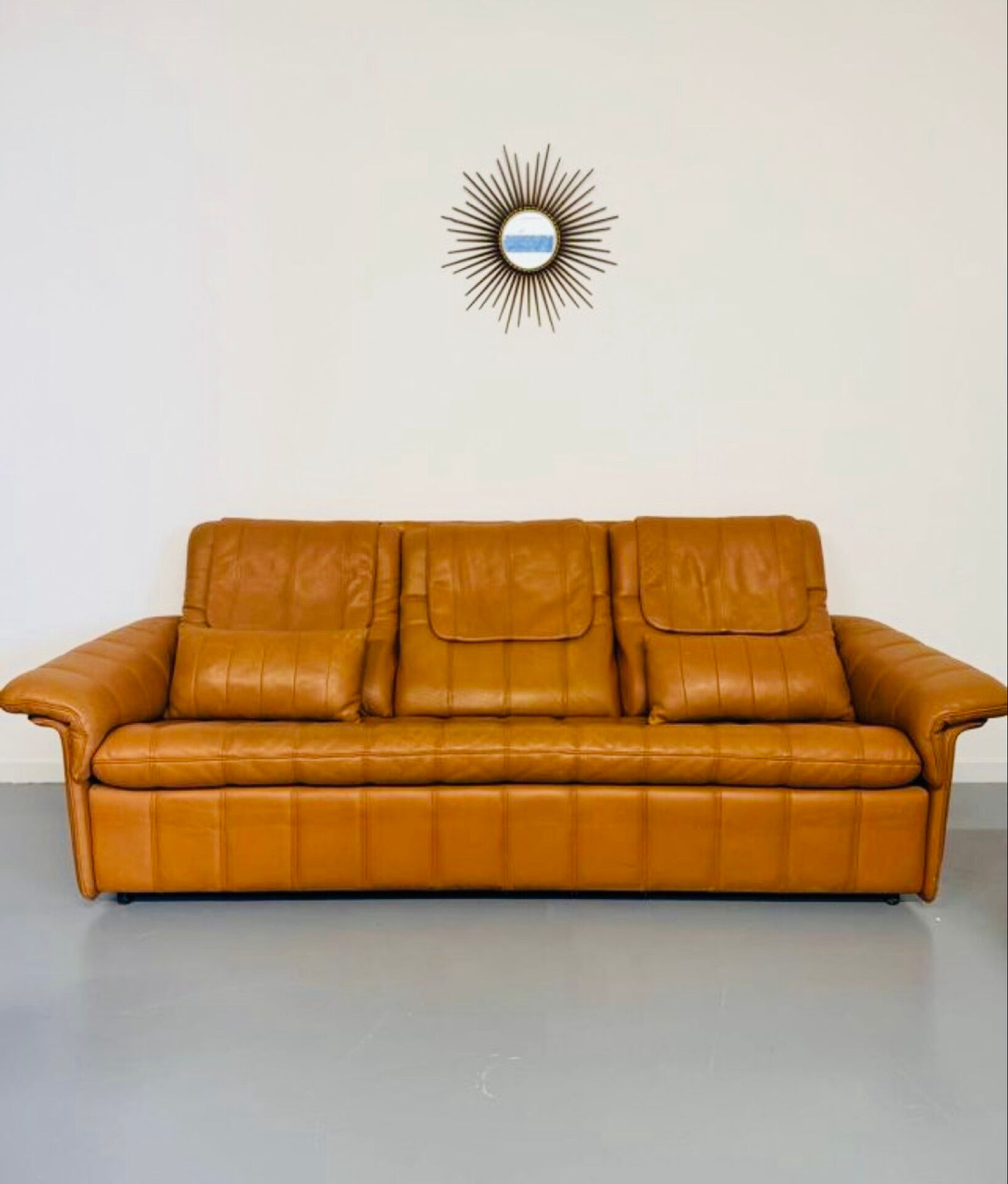Ancien Canapé 3 places De Sede en cuir épais cognac design années 70