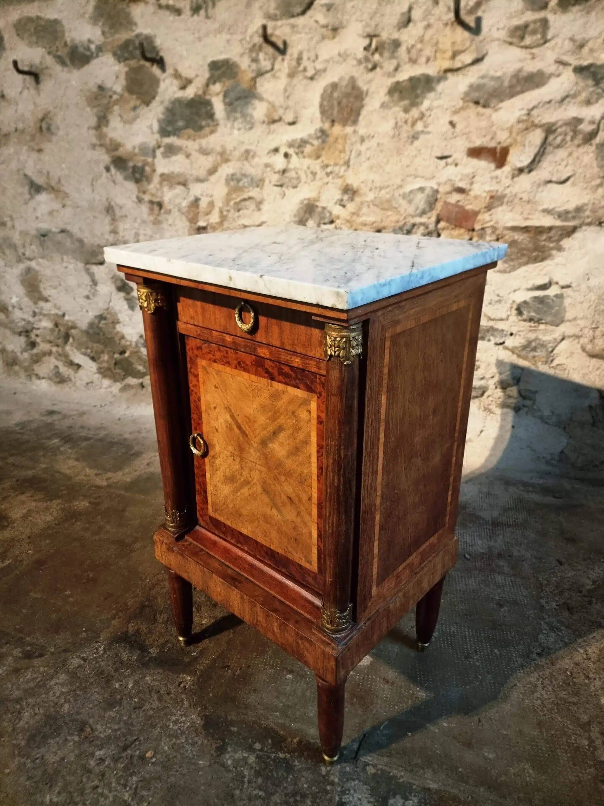 Table de chevet Empire français avec dessus en marbre