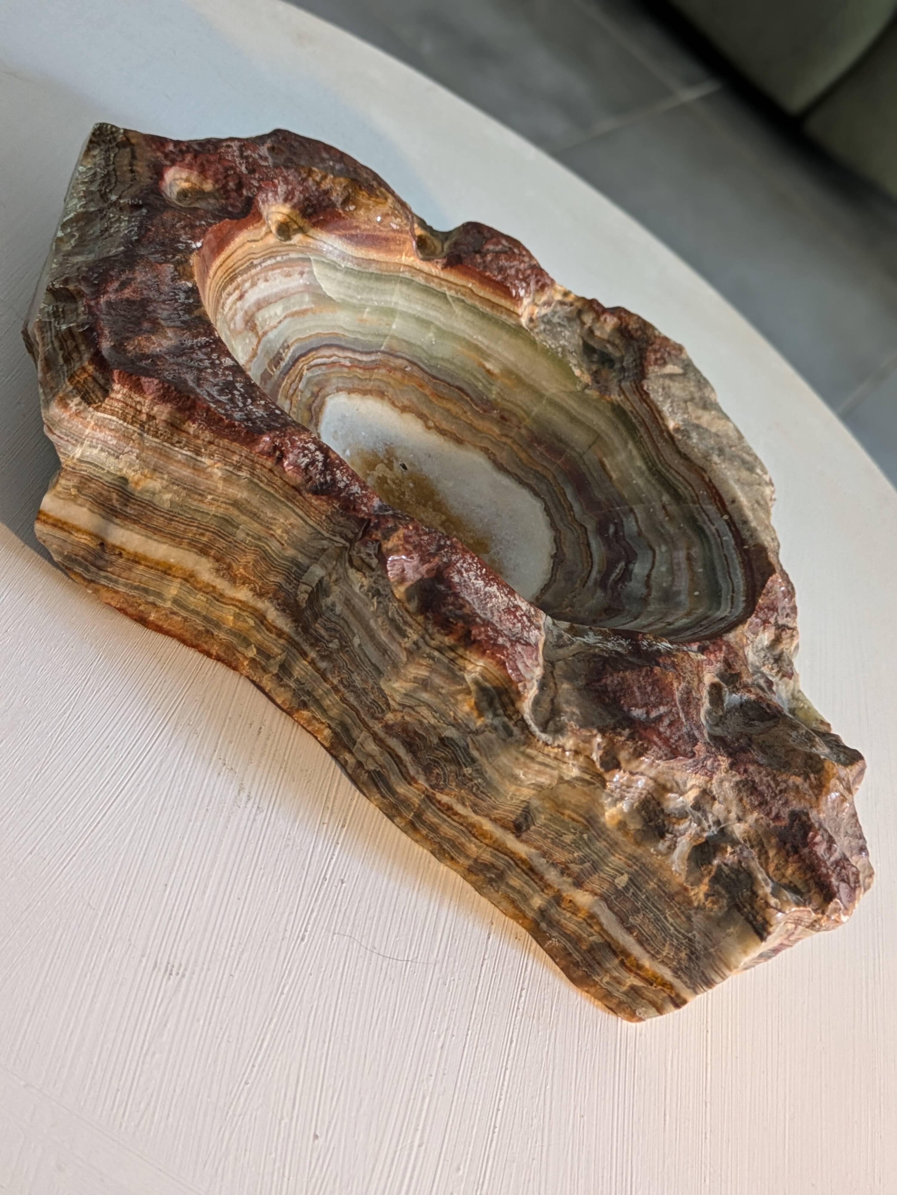Vintage brutalist ashtray / catch-all in veined onyx and quartz – 1970s