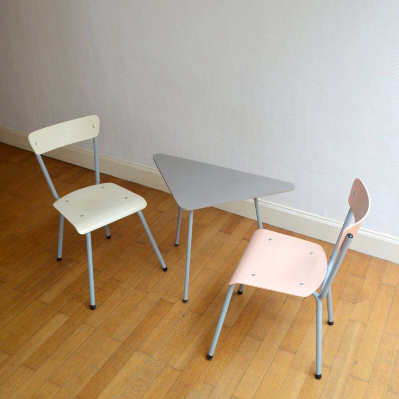 Tripod table and vintage chairs 1950
