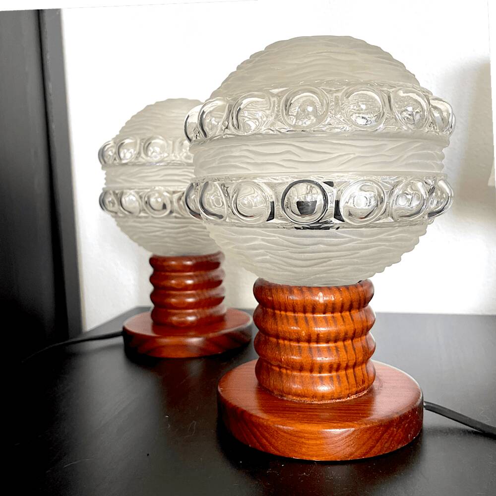 Paire de lampes de table en bois et en verre de style mid-century