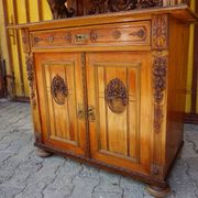 Buffet ancien en bois sculpté avec plusieurs sculptures