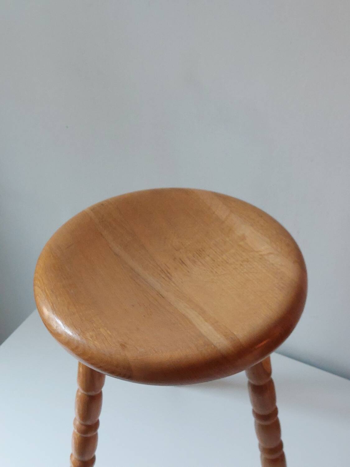 Vintage en bois tourné tabouret du milieu du siècle avec un siège épais.