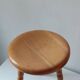 Vintage en bois tourné tabouret du milieu du siècle avec un siège épais.