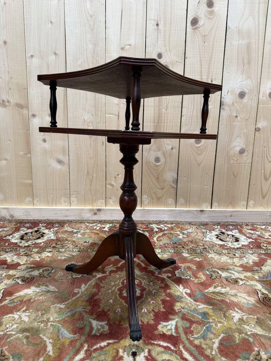 Tripod gueridon in English style