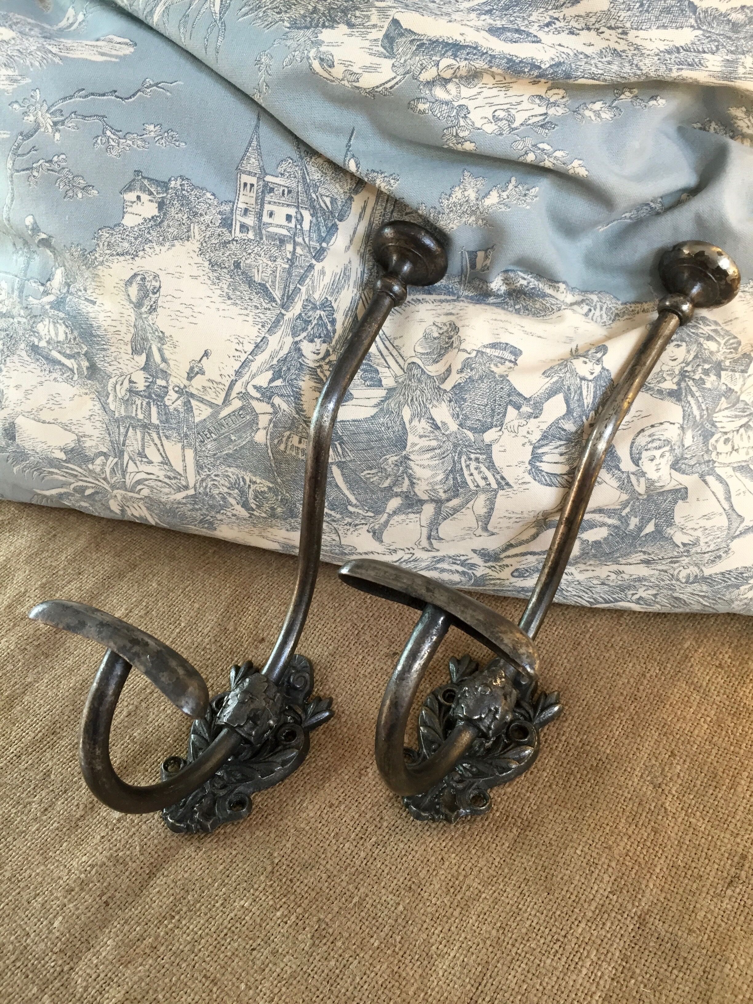 Paire de patères en fonte