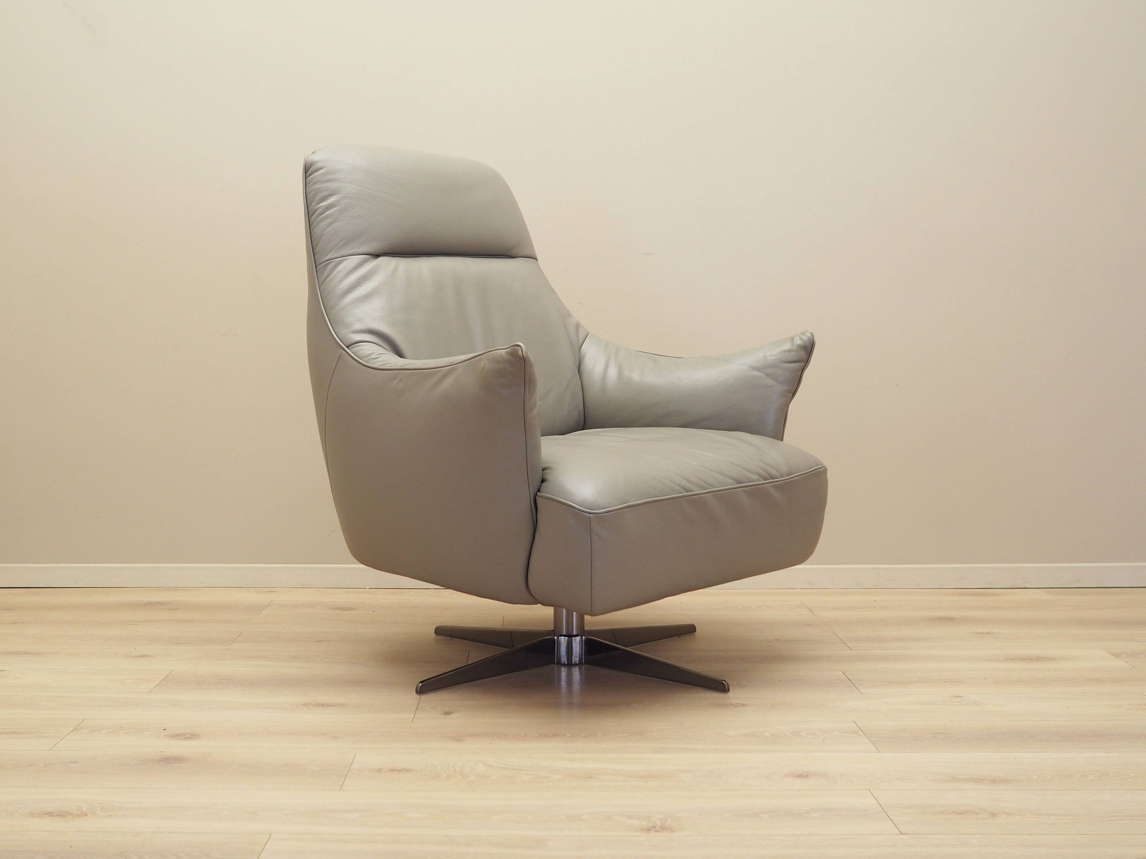 Leather swivel armchair, Italian design, 1990s, manufacture: Natuzzi