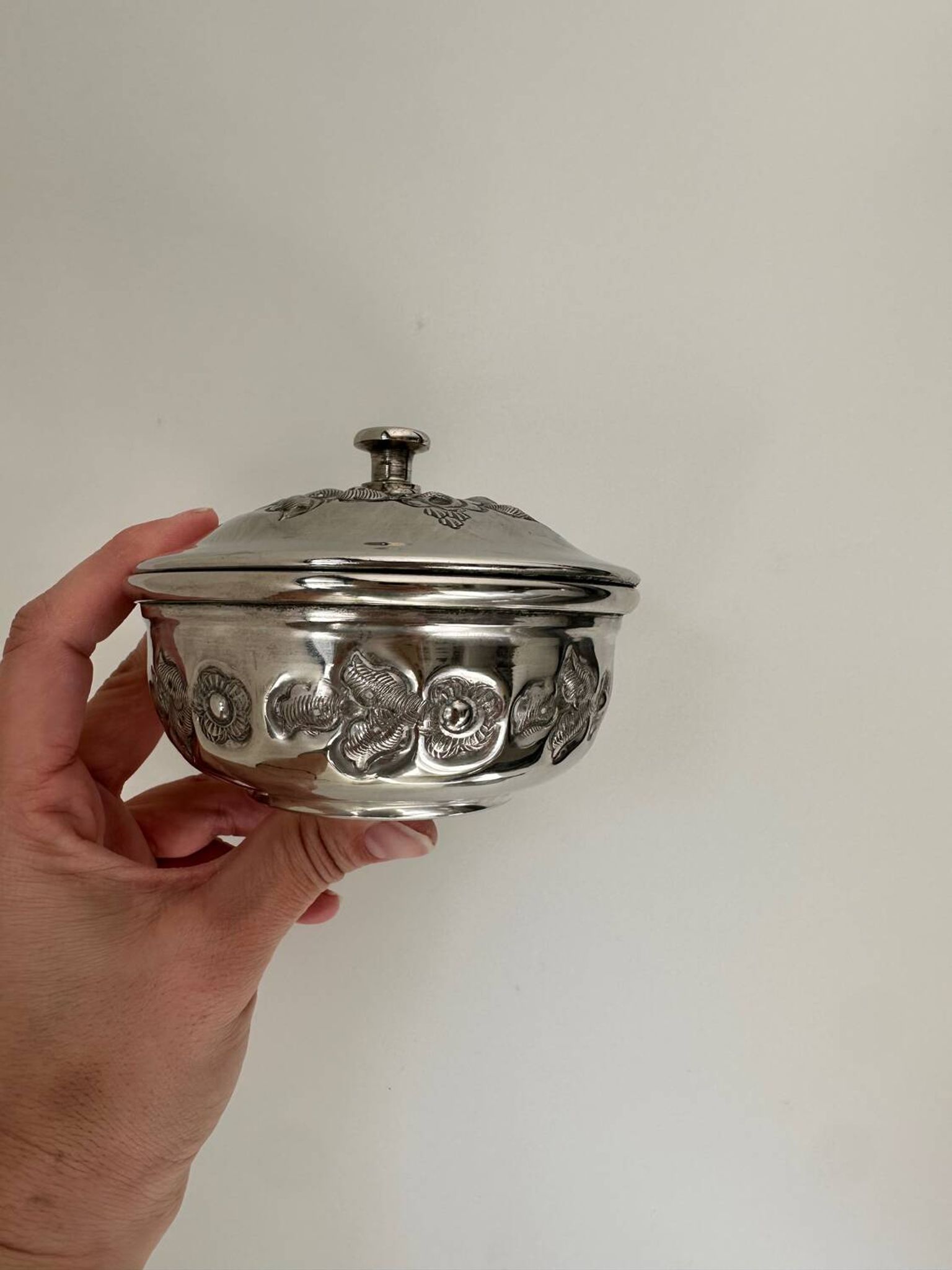 Boîte ancienne en métal argenté avec décor floral