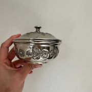 Boîte ancienne en métal argenté avec décor floral