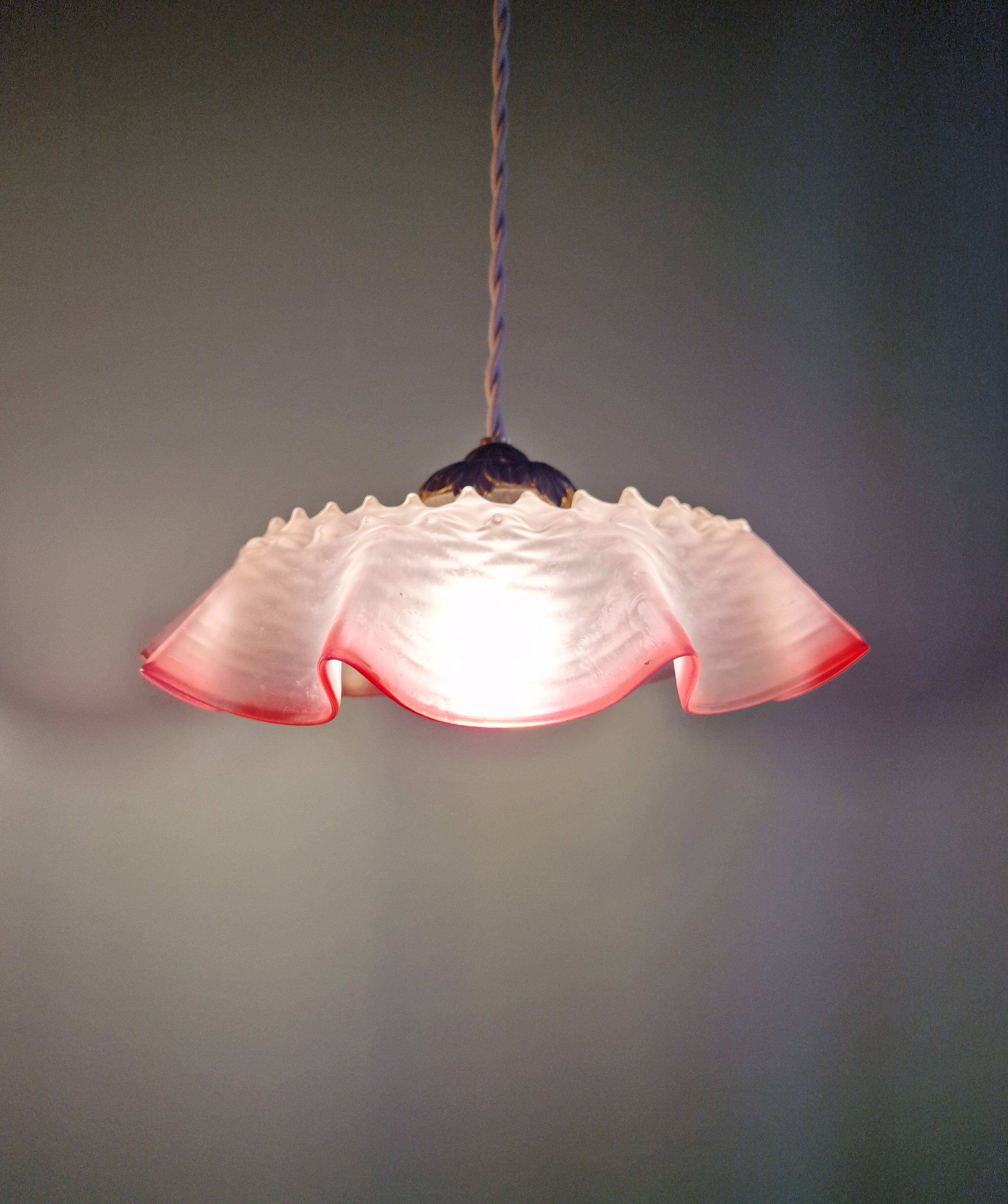 Paire de suspensions festonnées en verre satiné transparent et rose, années 1920-30