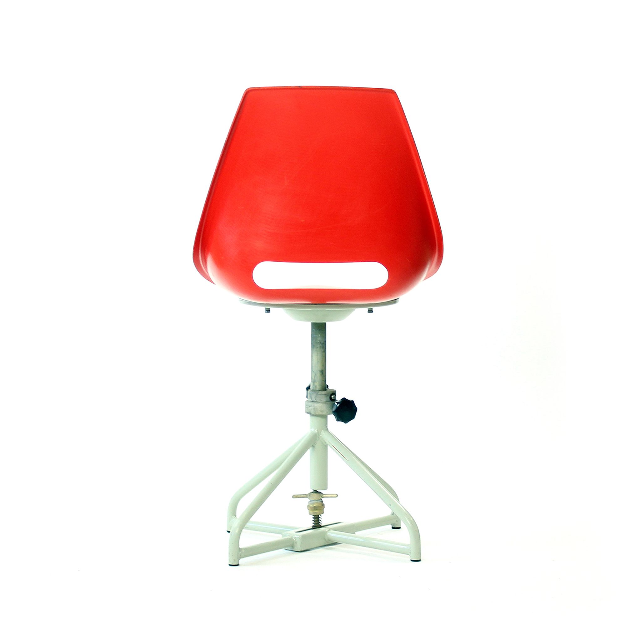 Chaise rouge Vertex, Miroslav Navratil des années 1960