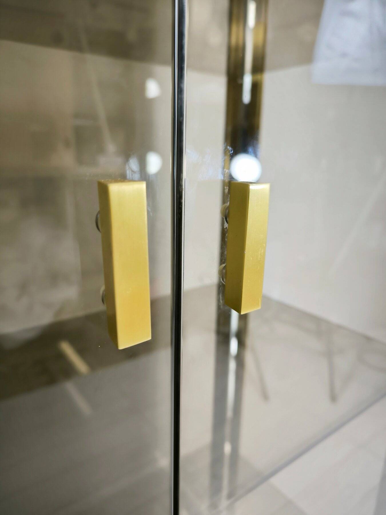 Vitrine Renato Zevi en laiton et verre fumé