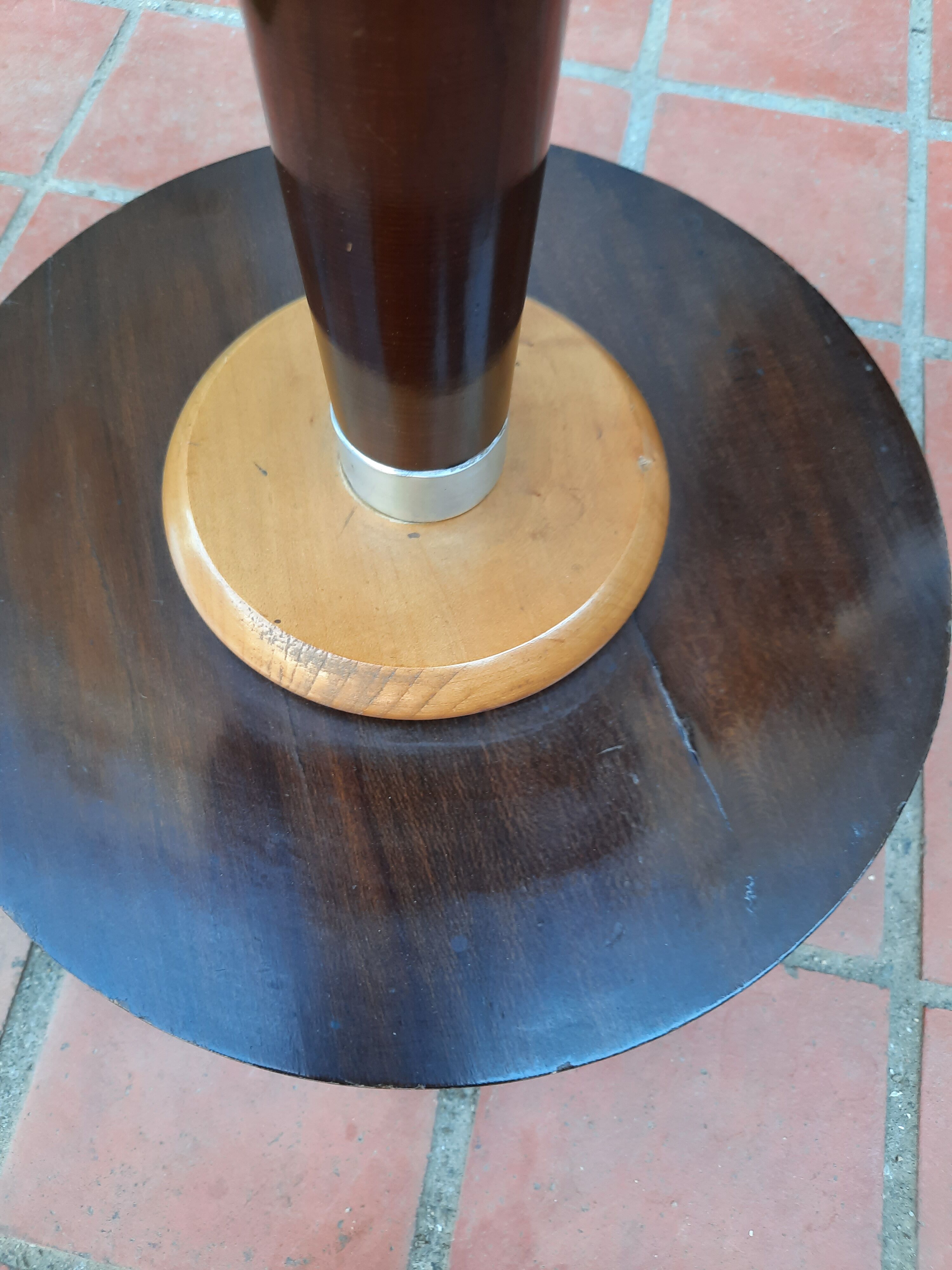 Art Deco-style sellette