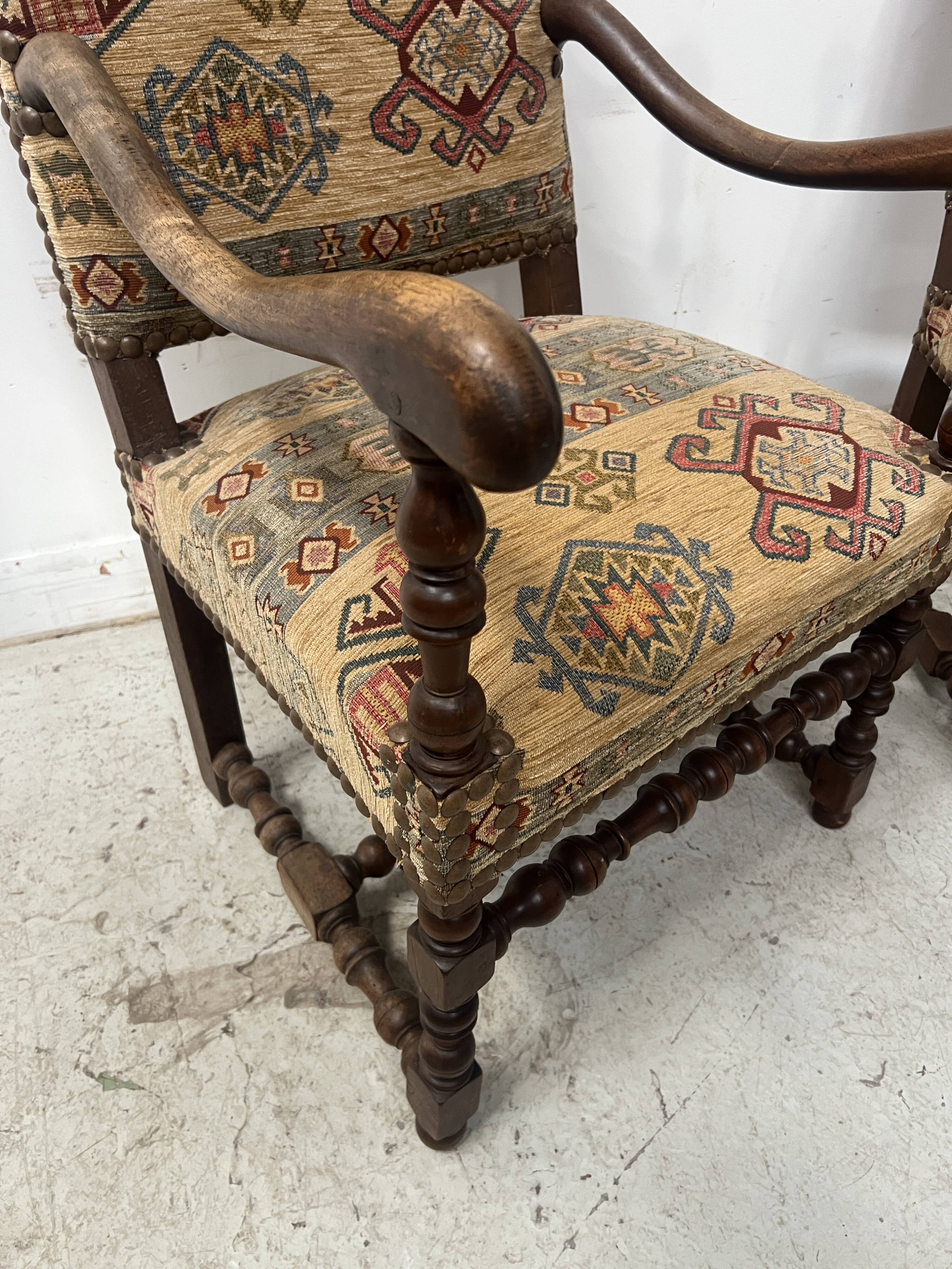 Paire de fauteuils de style Louis XIII a haut dossiers plats XX siècle